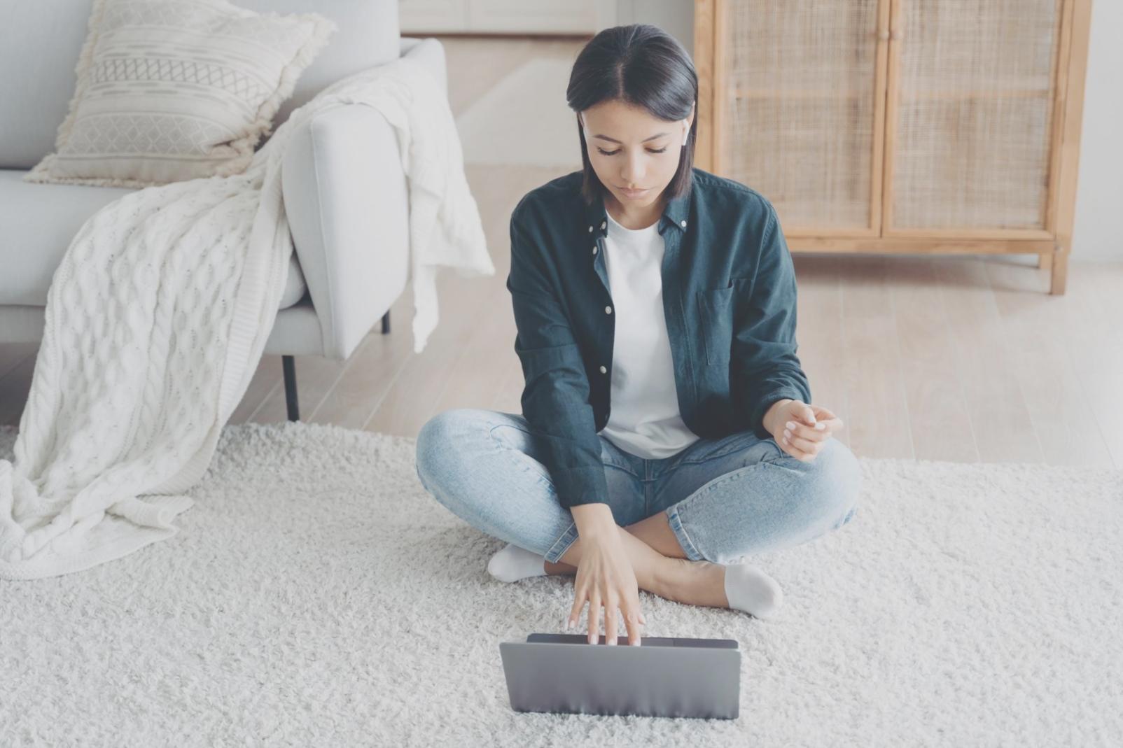Espacio de práctica de yoga con ambiente tranquilo y luminoso
