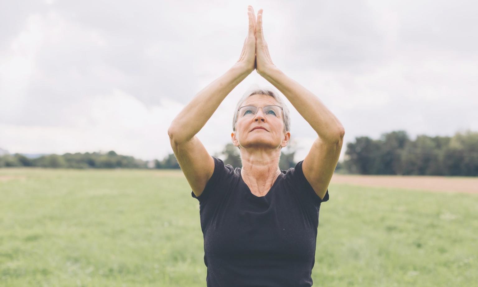 Espacio de práctica de yoga en ambiente natural con luz cálida